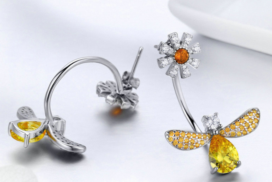 Daisy Bee Stud Earrings
